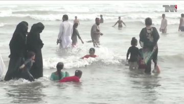 Karachi- Public throng at sea after lockdown over