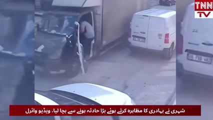Brave Citizen Prevents Major Accident by Stopping Runaway Pickup Truck in Viral Video